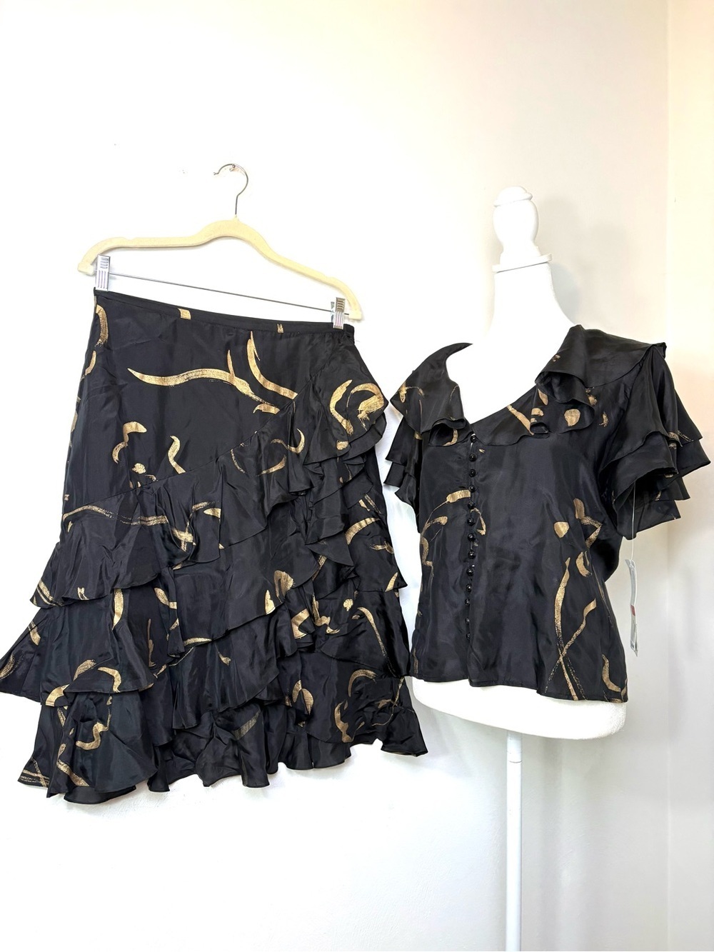 NWT Lauren Ralph Lauren 2 Piece 100% silk ruffle gold splash blouse skirt 4/6 S